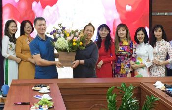 ban-lanh-dao-pvn-group-tang-hoa-va-chuc-mung-chi-em-cbcnv-ngay-08-03